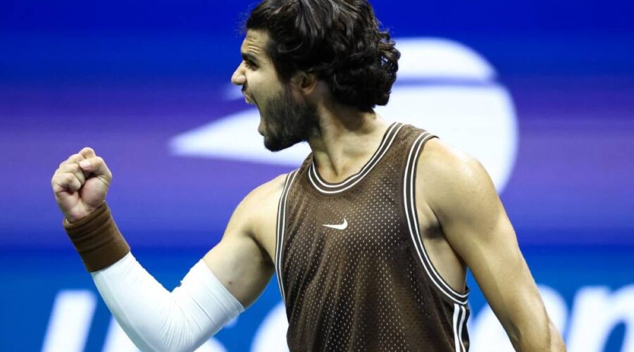 Alcaraz recovers to reach third round, Sabalenka storms through